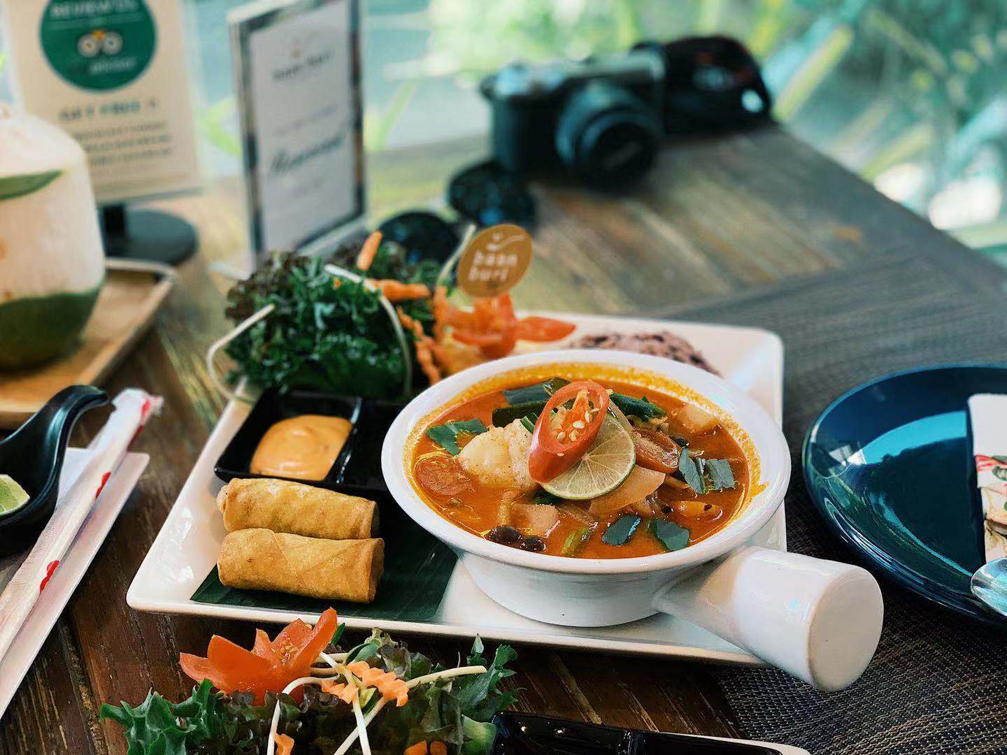 【清邁自助】悠閒舒適餐廳推薦 - Baan Buri Café & Bar 清邁必吃 訂位預約 菜單 menu 咖哩雞麵 冬陰功