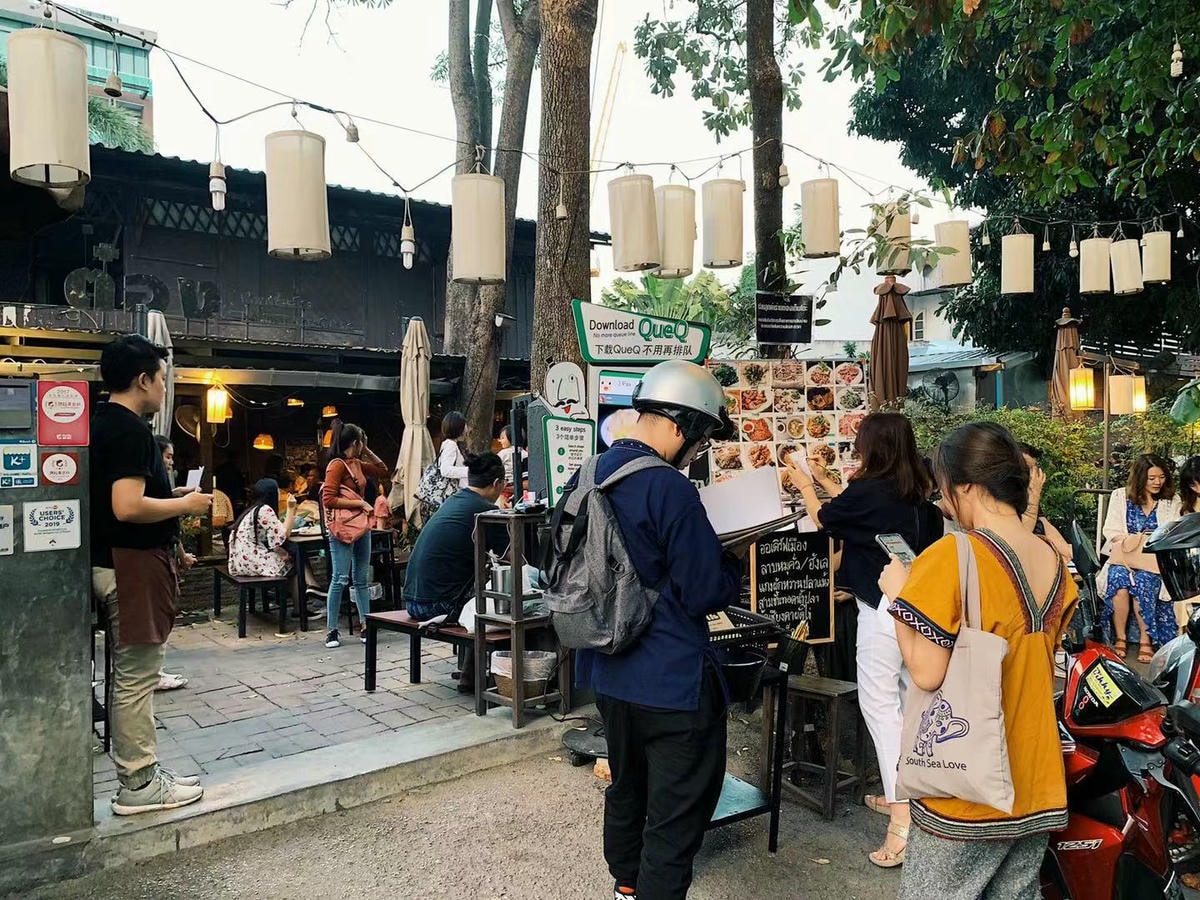 泰國自助 必吃 推薦餐廳 心得 TongTemToh 烤豬頸肉 雞翅 炸豬皮 價位 價格 排隊
