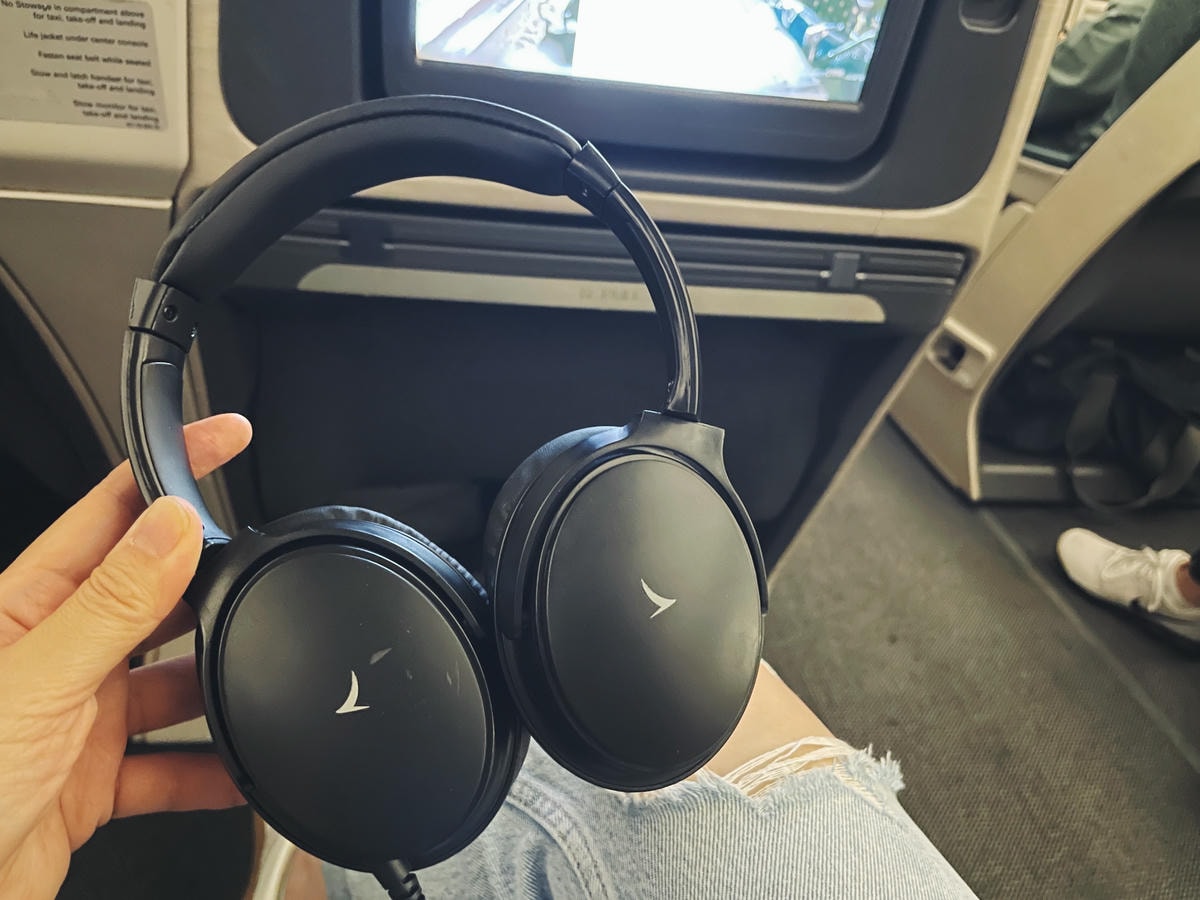 國泰航空-商務艙-business-class-香港-台北-娛樂設備-耳機-抗噪-降噪