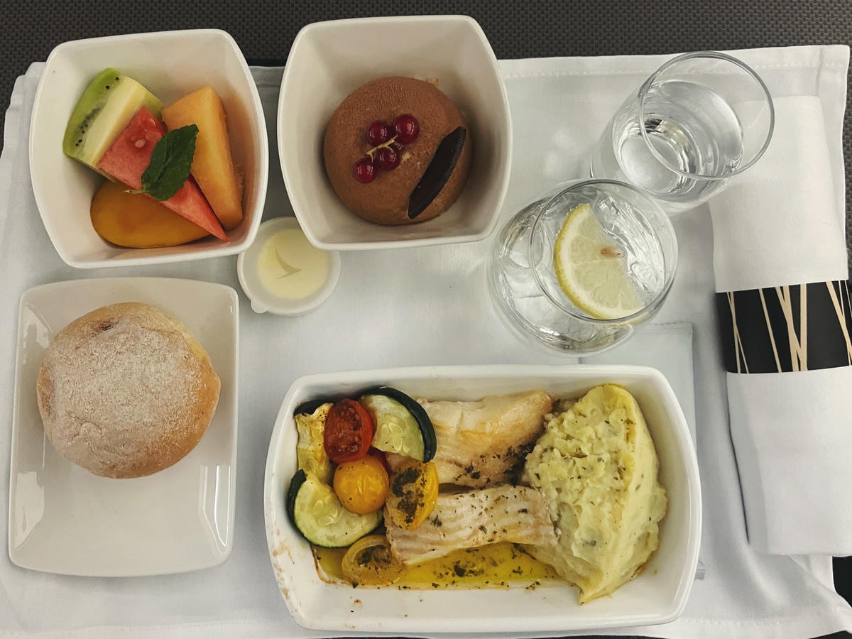國泰航空-商務艙-飛機餐-座位-香港-台北-心得-飛行