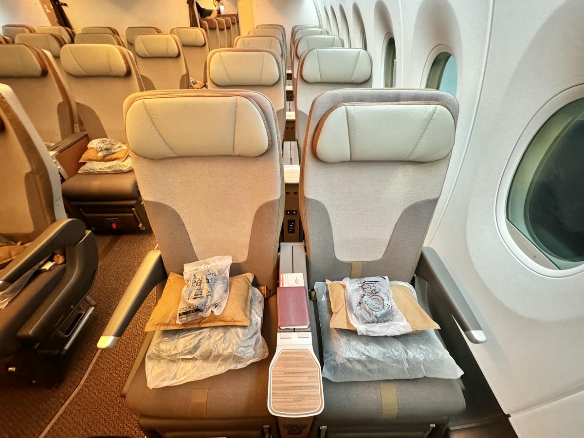星宇航空豪華經濟艙|JX236 香港(HKG)-台北(TPE)A350-900飛行紀錄 - 第7張圖 starlux a350-900 座位 豪華經濟艙
