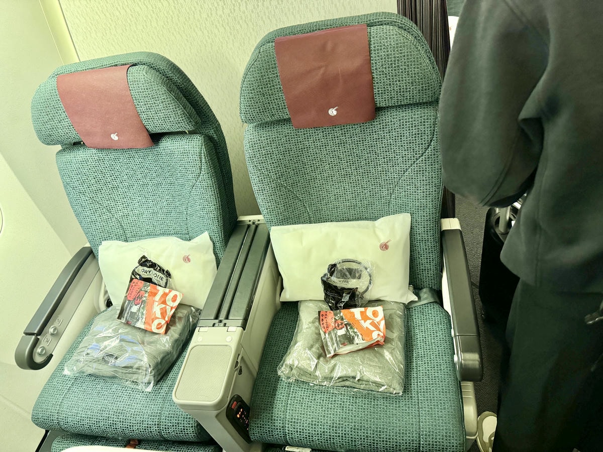 Qatar airway QR817 econemy comfort plus