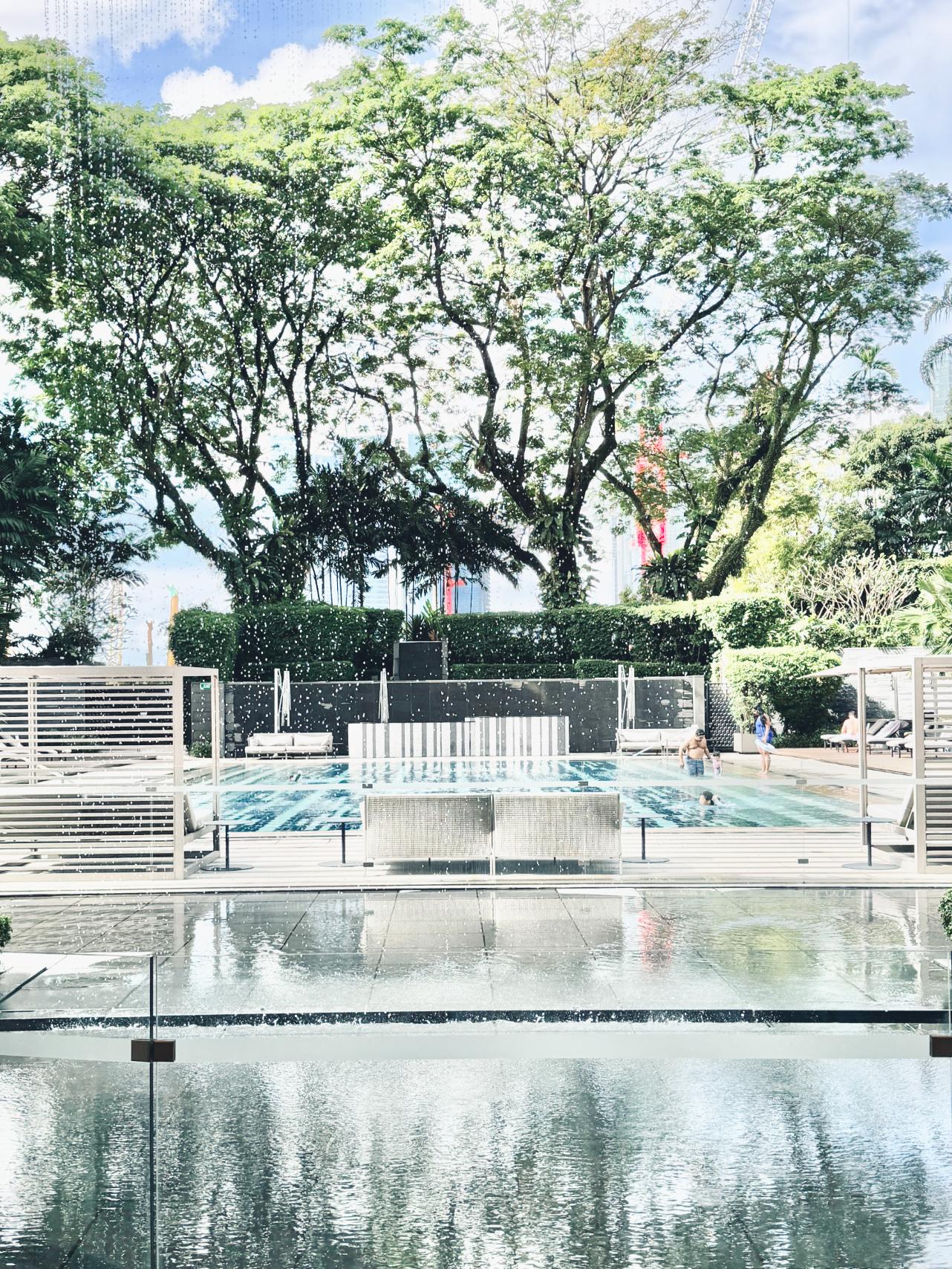 新加坡自由行|新加坡住宿推薦 – 麗思卡爾頓美年飯店 The Ritz-Carlton, Millenia Singapore - 第19張圖 The Ritz-Carlton, Millenia Singapore 游泳池swimming pool