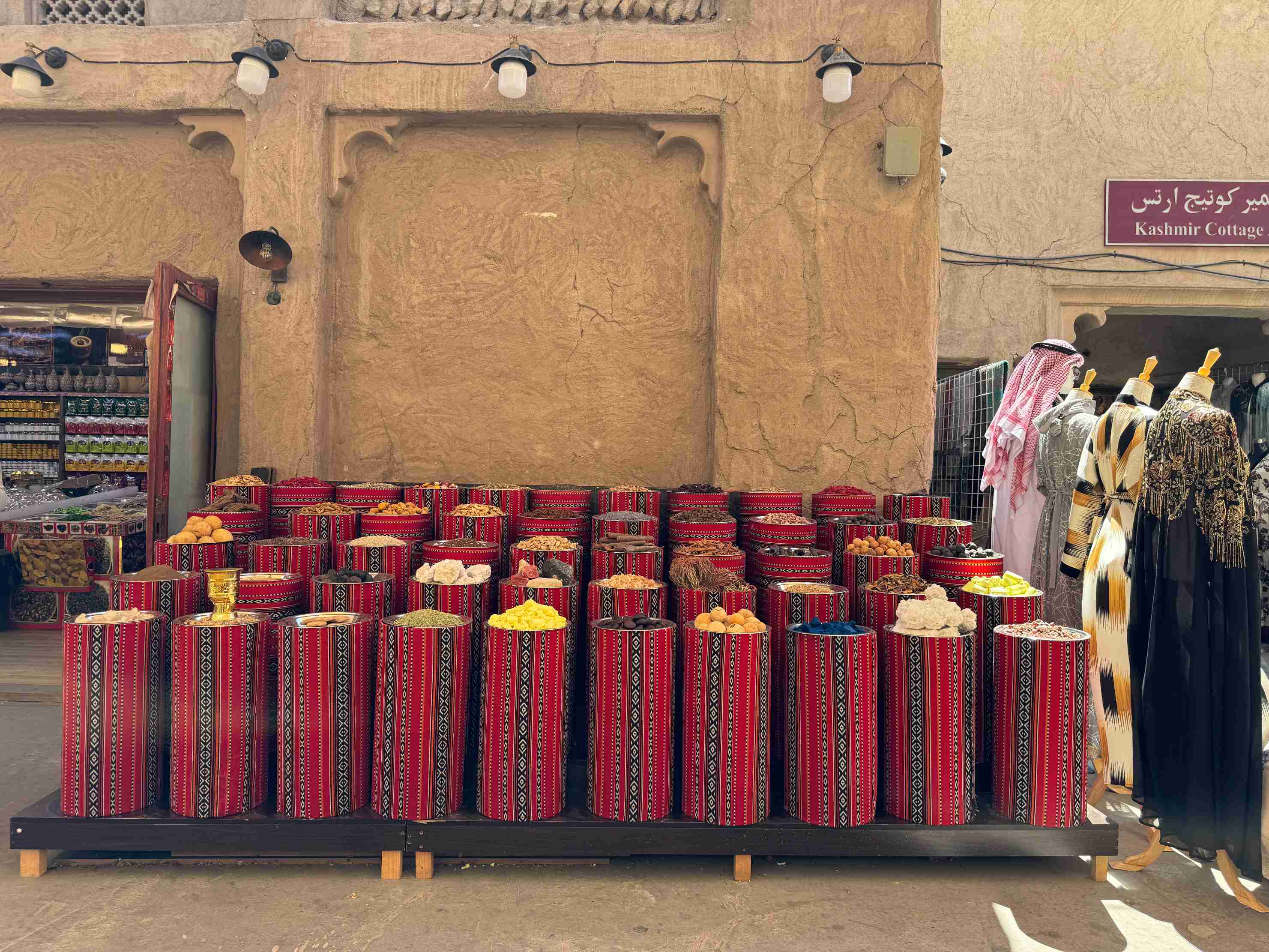 杜拜自由行|走進杜拜舊城區,跟著在地導覽感受歷史與日常的縫隙 - 第5張圖 杜拜老城區景點 星巴克 必去