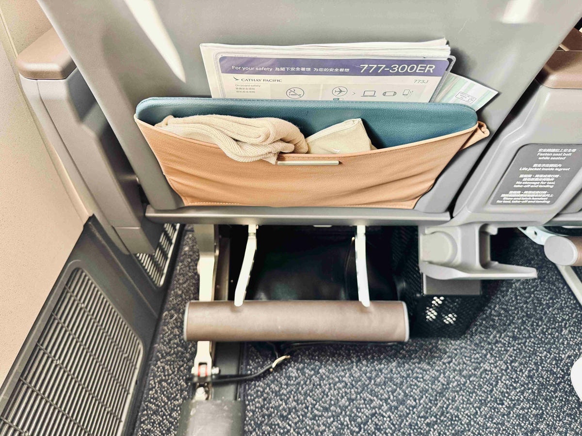 國泰航空特選經濟艙|CX250倫敦(LHR)-香港(HKG)波音777-300ER飛行紀錄 - 第9張圖 國泰777-300er座位 CX250