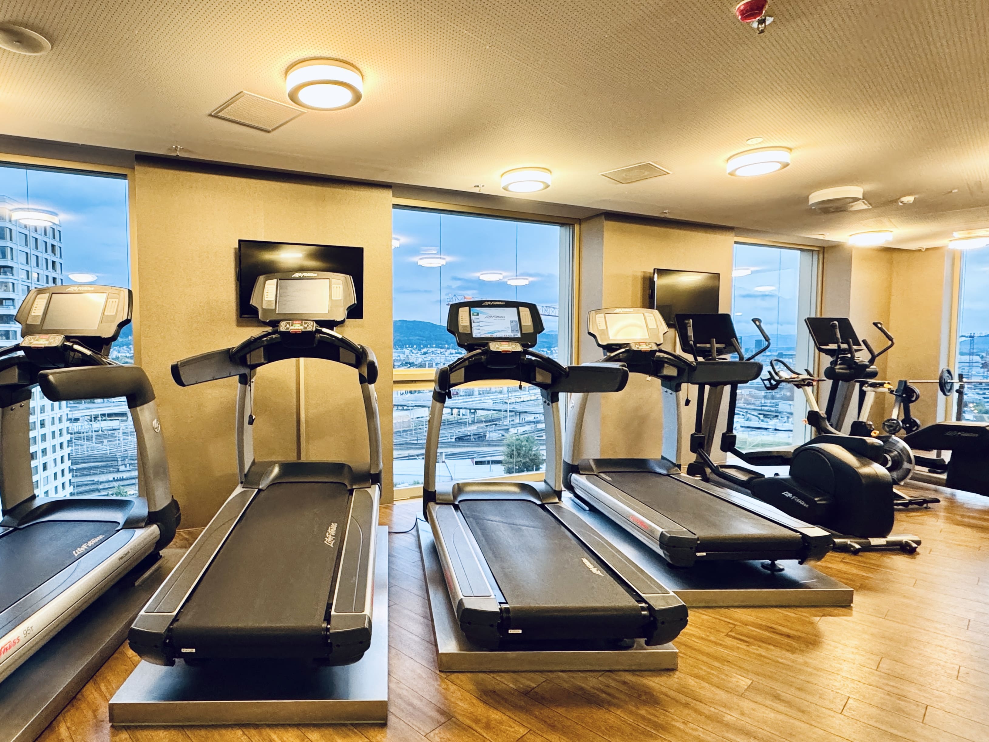 瑞士自由行|蘇黎世住宿推薦──蘇黎世大廈萬麗酒店 (Renaissance Zurich Tower Hotel) - 第15張圖 蘇黎世住宿費用 地點 方便 酒店 飯店 公寓式酒店