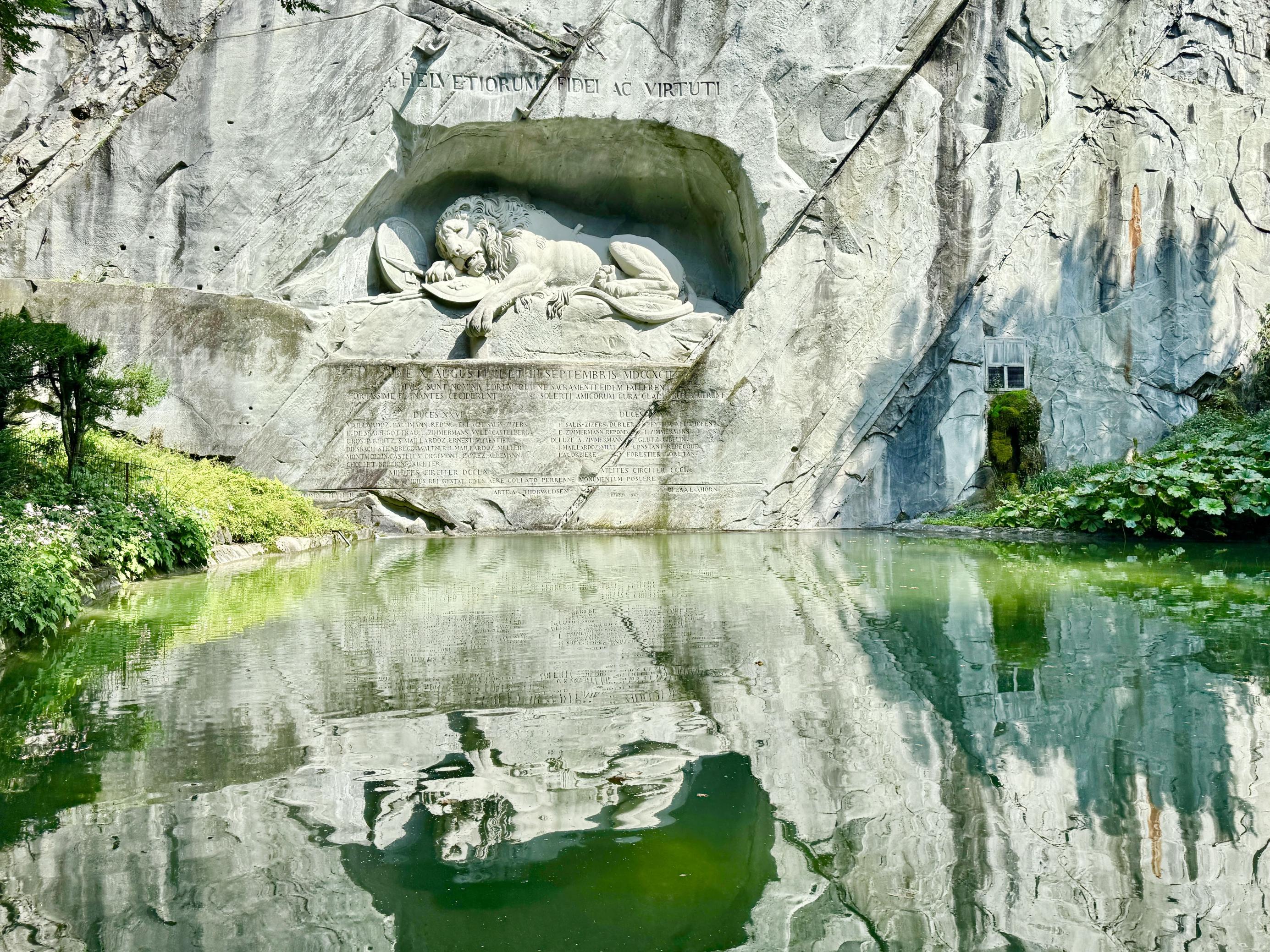 琉森一日遊|置身人間仙境,流連於舊城景點與湖畔風光 - 第11張圖 琉森景點 獅子紀念碑 Löwendenkmal