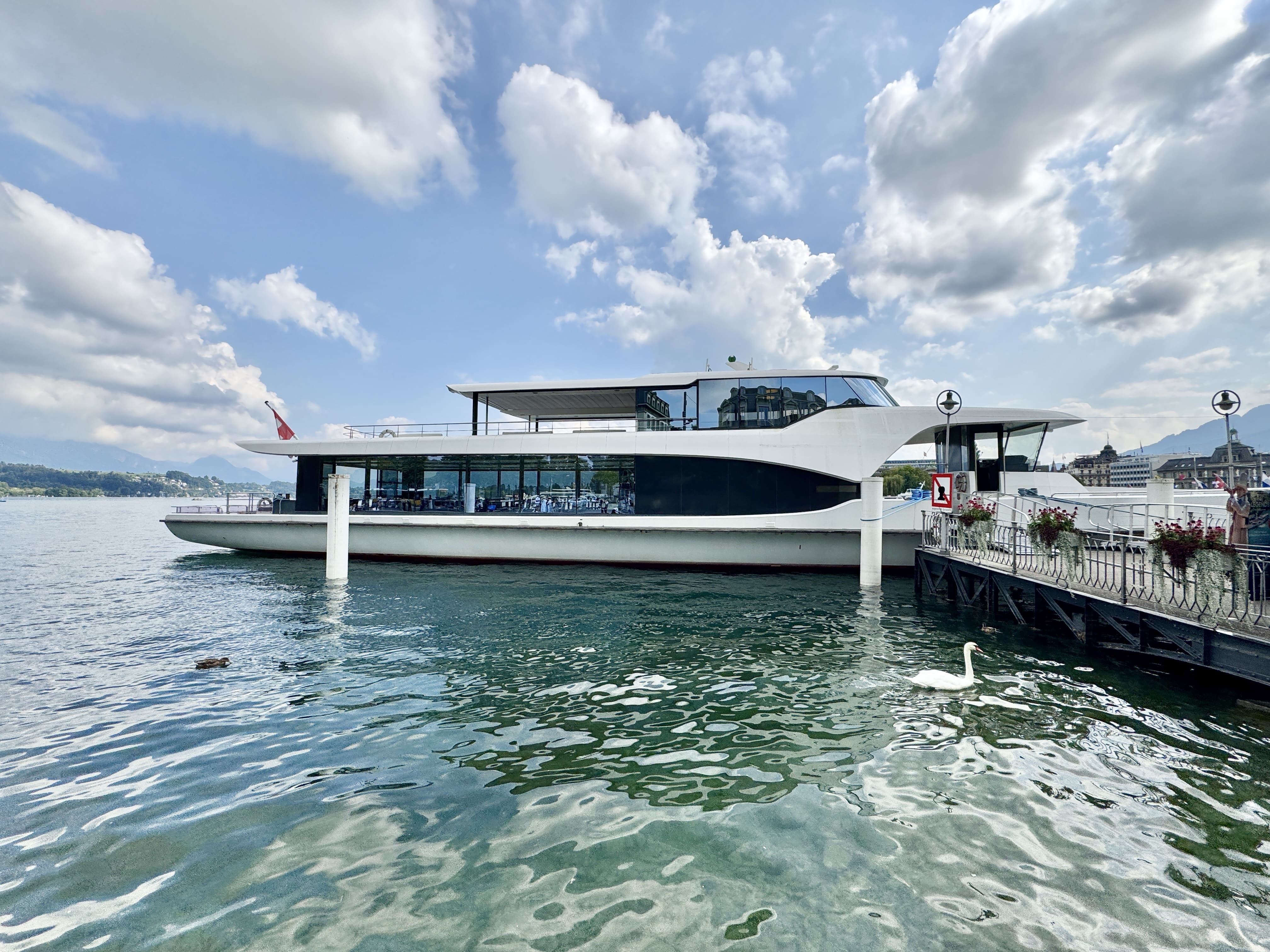 琉森一日遊|置身人間仙境,流連於舊城景點與湖畔風光 - 第23張圖 琉森湖 郵輪