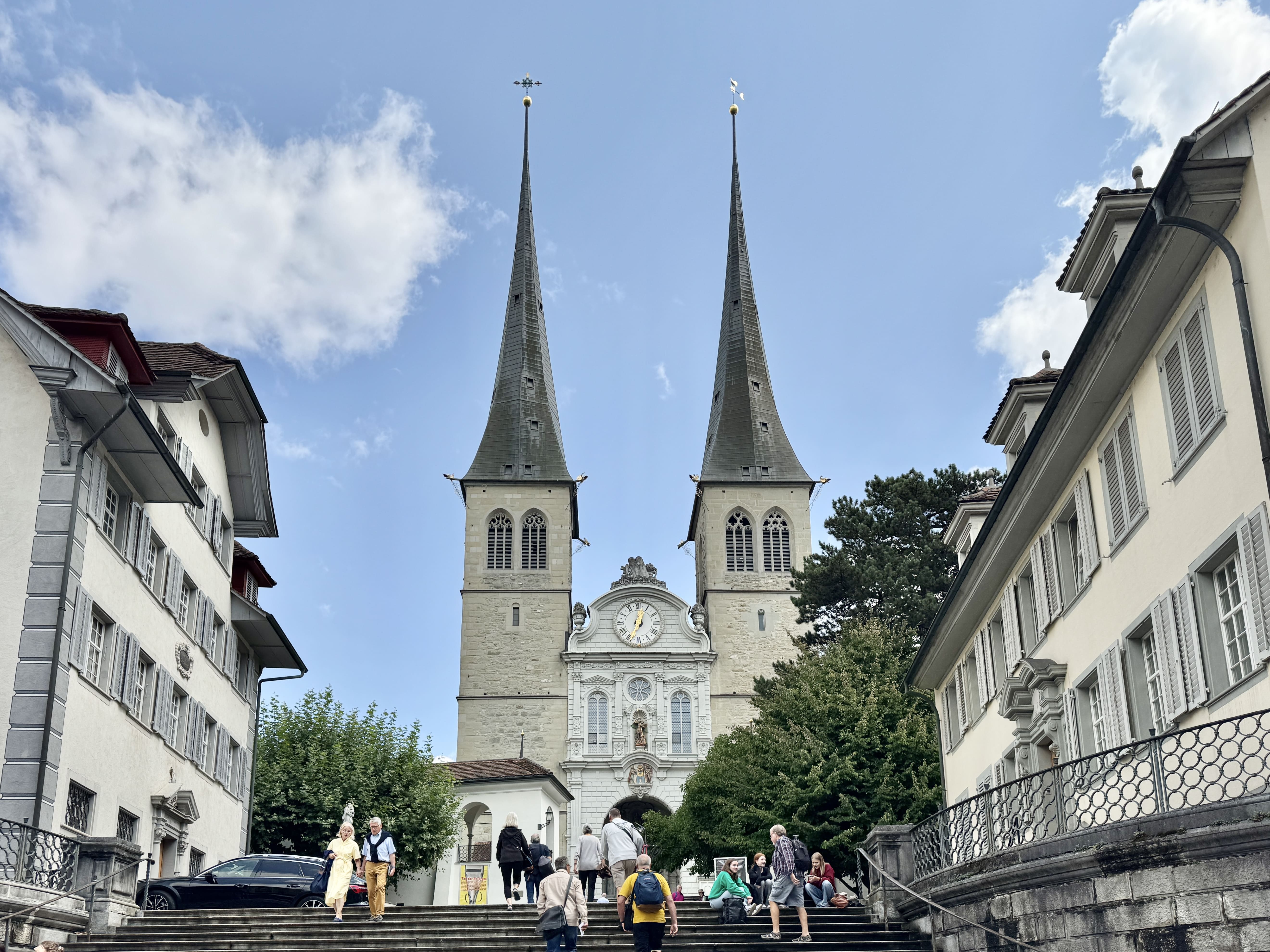 琉森一日遊|置身人間仙境,流連於舊城景點與湖畔風光 - 第9張圖 聖萊奧德伽爾教堂 琉森一日遊景點