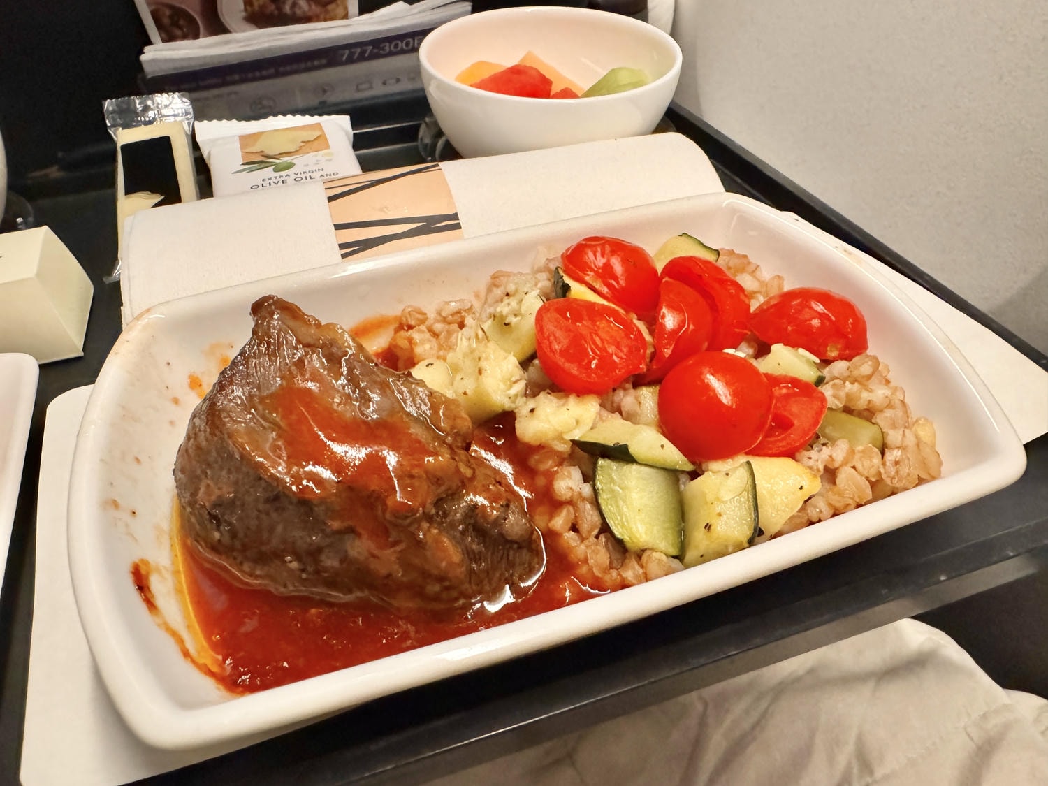 國泰航空特選經濟艙|CX233香港(HKG)-米蘭(MXP)波音777-300ER飛行紀錄 - 第35張圖 國泰特選經濟艙 B777 300er CX233 飛機餐 差別