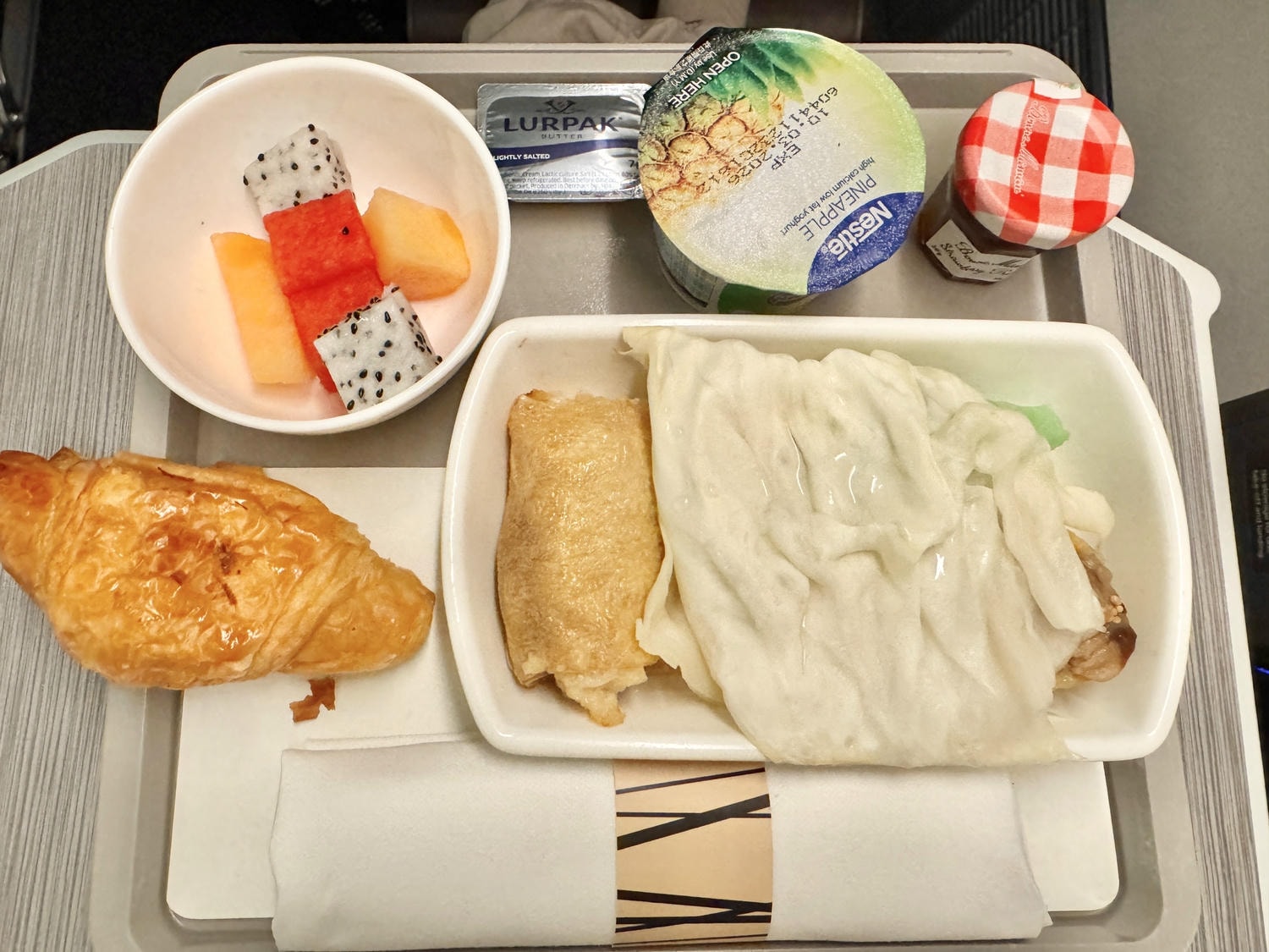 國泰航空特選經濟艙|CX233香港(HKG)-米蘭(MXP)波音777-300ER飛行紀錄 - 第40張圖 國泰飛機餐早餐 長途 CX233 米蘭