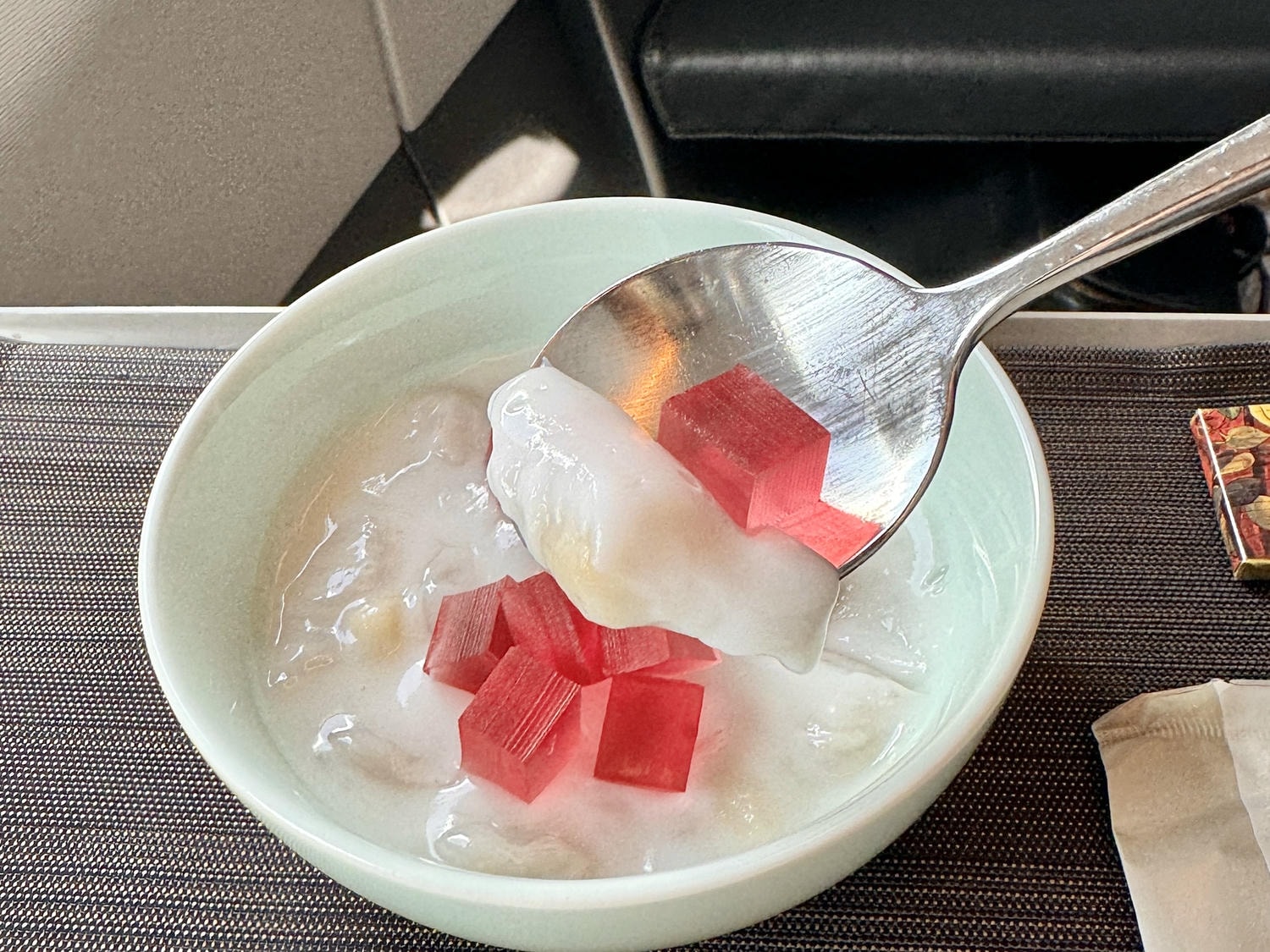 星宇飛河內餐點 JX716 龍眼蓮子甜湯