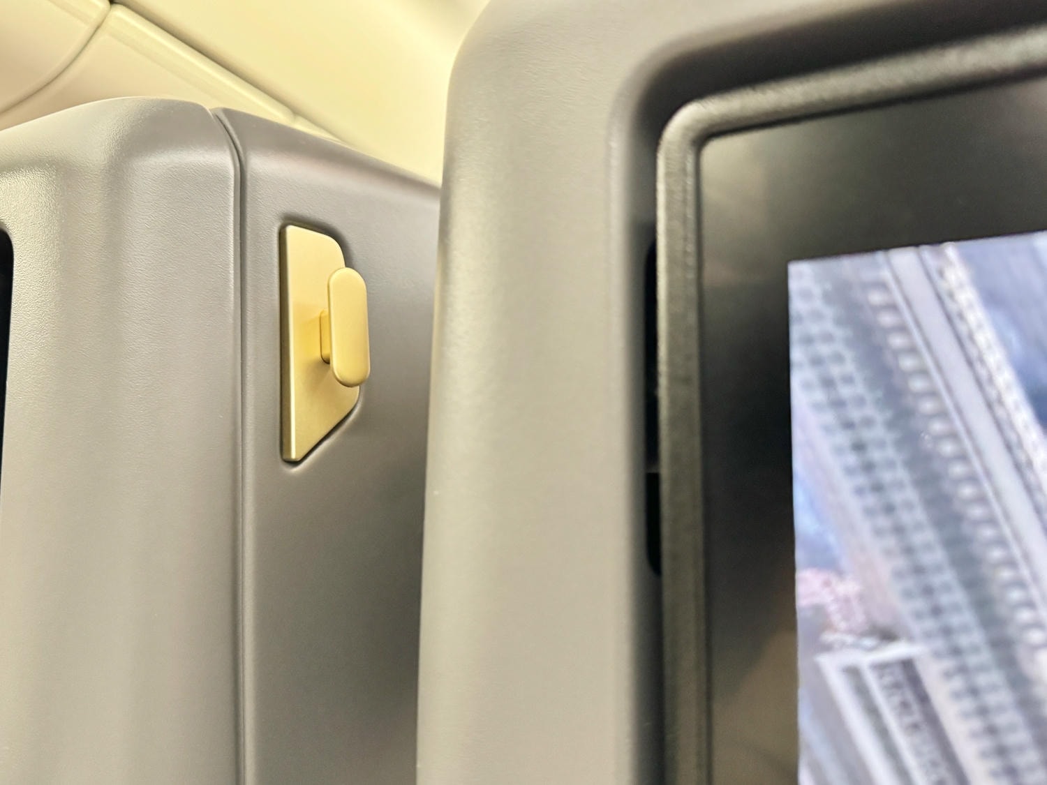 國泰航空特選經濟艙|CX233香港(HKG)-米蘭(MXP)波音777-300ER飛行紀錄 - 第15張圖 波音777 300er座位推薦 機翼位置 CX233