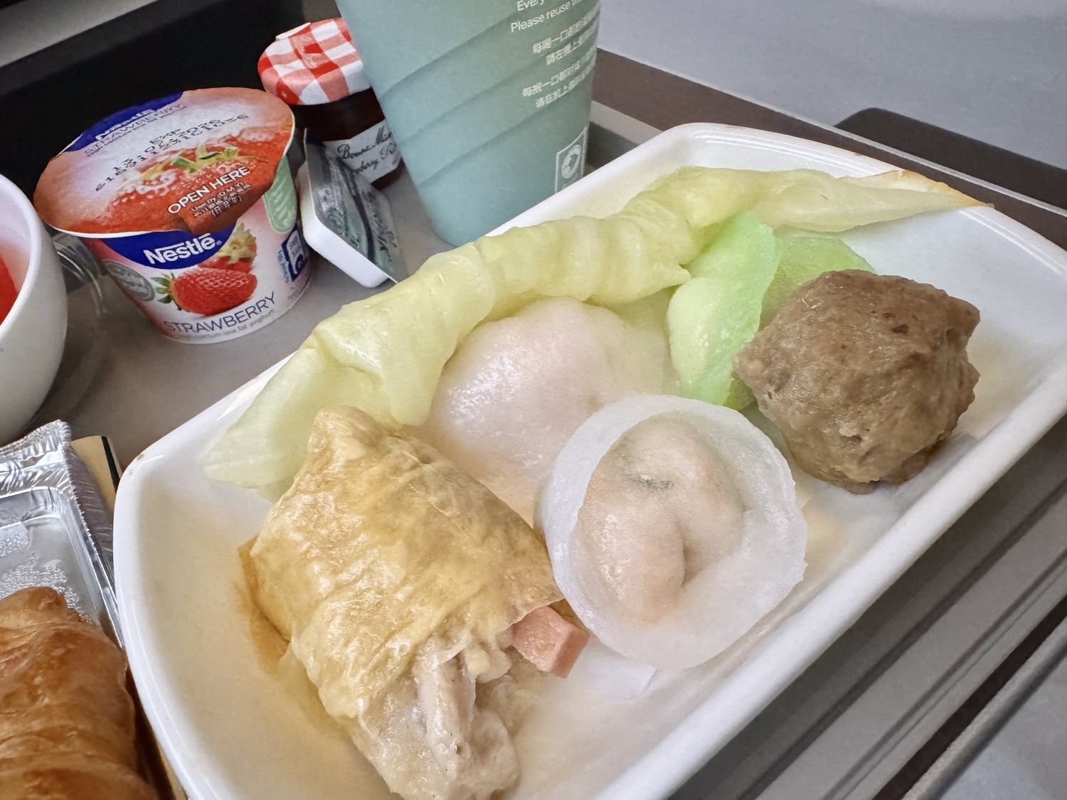 國泰航空特選經濟艙|CX271香港(HKG)-阿姆斯特丹(AMS) A350-1000 飛行紀錄 - 第27張圖 CX271 國泰航空特選經濟艙飛機餐 點心精選