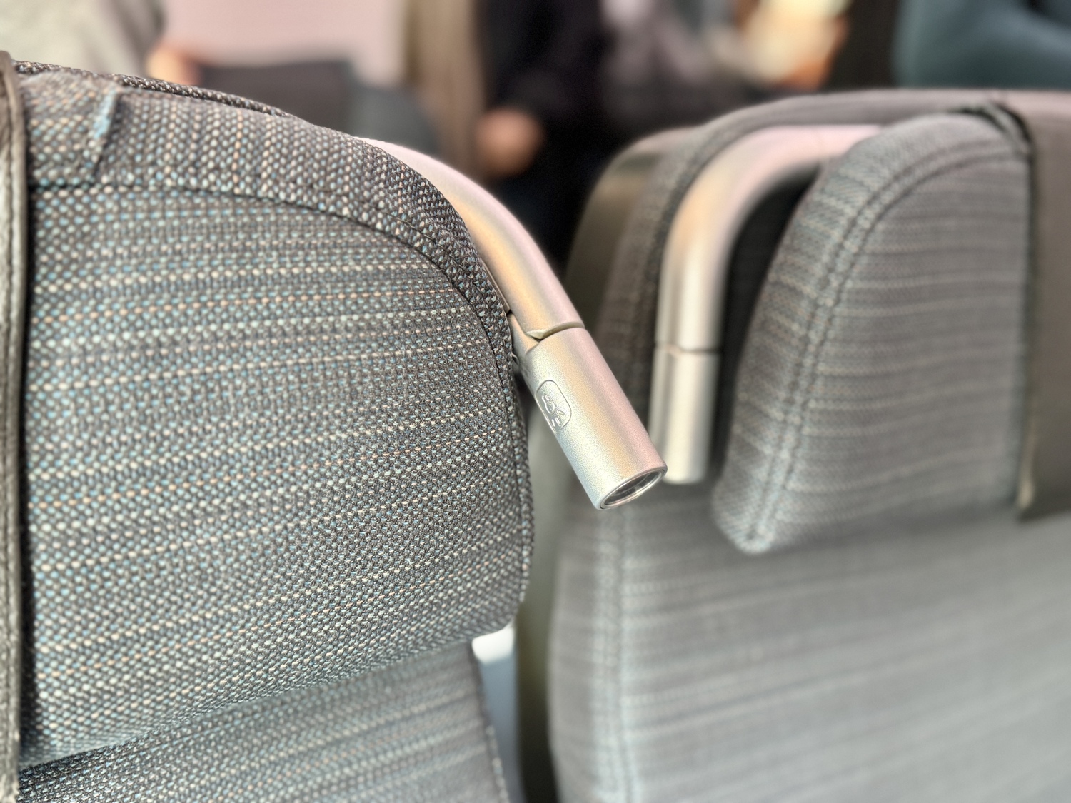 國泰航空特選經濟艙|CX271香港(HKG)-阿姆斯特丹(AMS) A350-1000 飛行紀錄 - 第13張圖 國泰特選經濟艙 A350-1000 貴賓室 經濟艙分別 過夜包