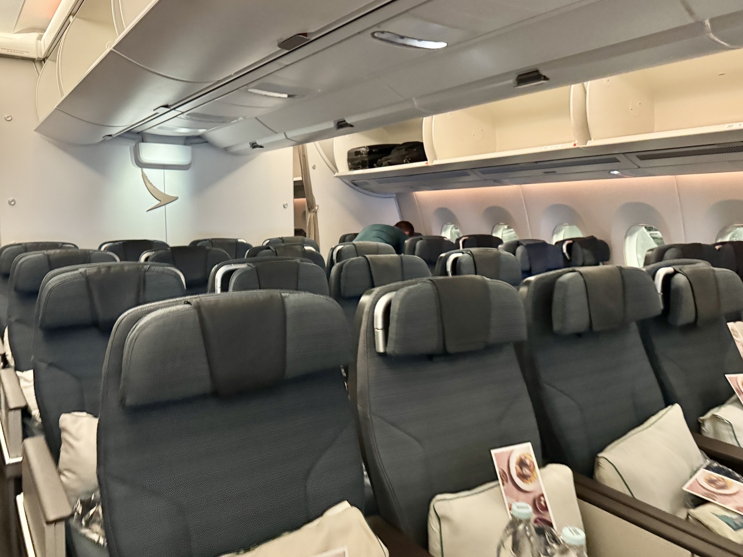 國泰航空特選經濟艙|CX271香港(HKG)-阿姆斯特丹(AMS) A350-1000 飛行紀錄 - 第4張圖 國泰特選經濟艙 價錢 CX271 A350-1000 座位 價錢