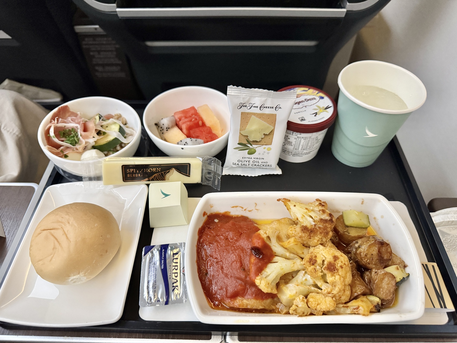 國泰航空特選經濟艙|CX271香港(HKG)-阿姆斯特丹(AMS) A350-1000 飛行紀錄 - 第20張圖 國泰特選經濟艙飛機餐 座位 ptt CX271