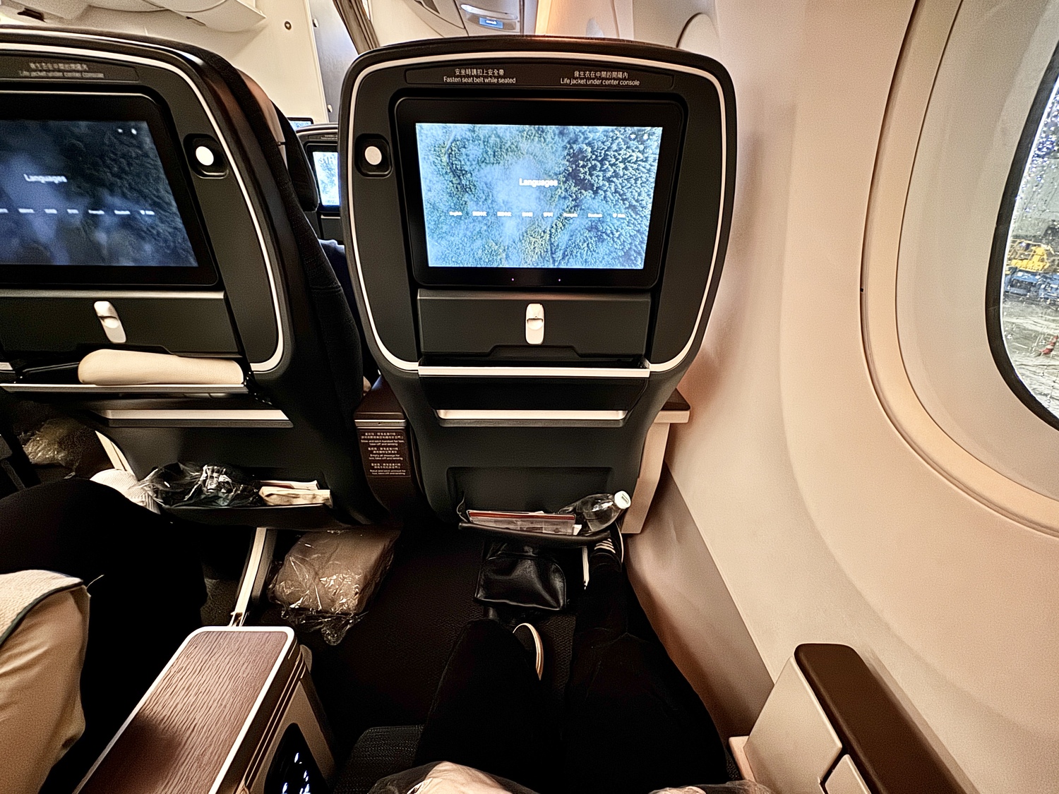 國泰航空特選經濟艙|CX271香港(HKG)-阿姆斯特丹(AMS) A350-1000 飛行紀錄 - 第7張圖 國泰航空特選經濟艙 CX271 AMS HKG 座位