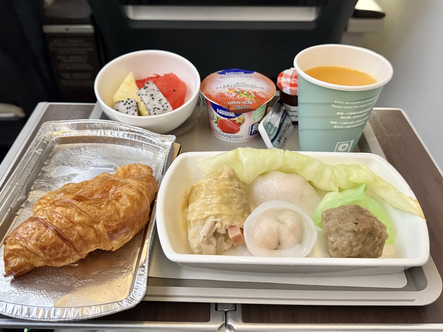 國泰航空特選經濟艙|CX271香港(HKG)-阿姆斯特丹(AMS) A350-1000 飛行紀錄 - 第26張圖 國泰航空特選經濟艙飛機餐 點心精選 CX271